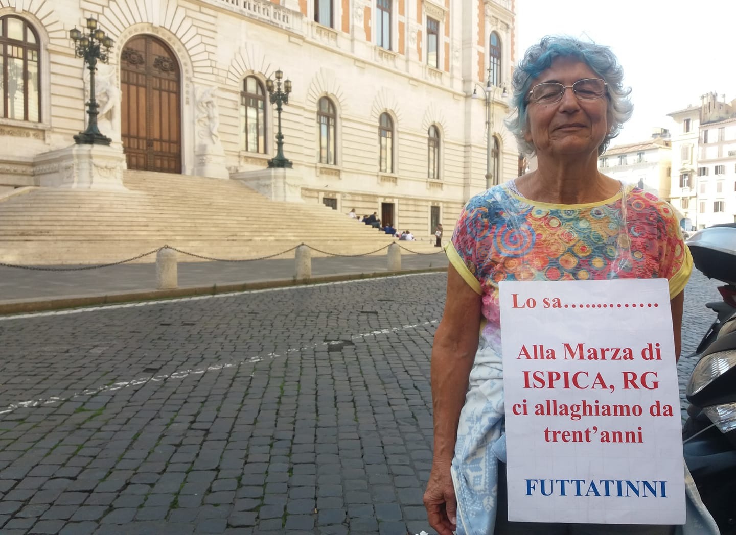 Allagamenti a Marina di Marza: la protesta di una donna davanti al Parlamento. A Roma