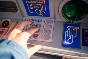 Assalto con esplosivo al bancomat della BAPS a Militello: il colpo fallisce, i ladri fuggono senza denaro