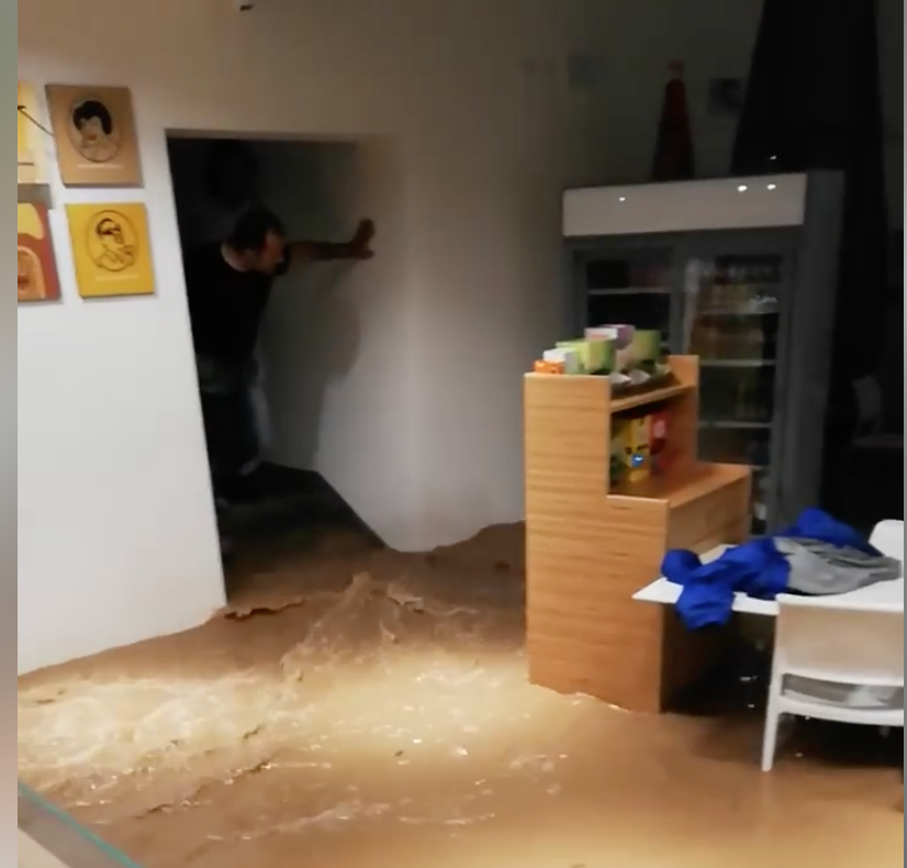 Il fango invade un bar a Ispica. VIDEO