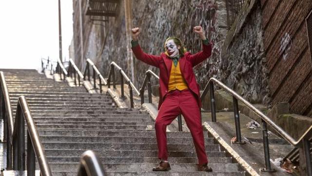 La “scalinata del Joker” è la nuova star del Bronx. I turisti l’hanno presa d’assalto. VIDEO