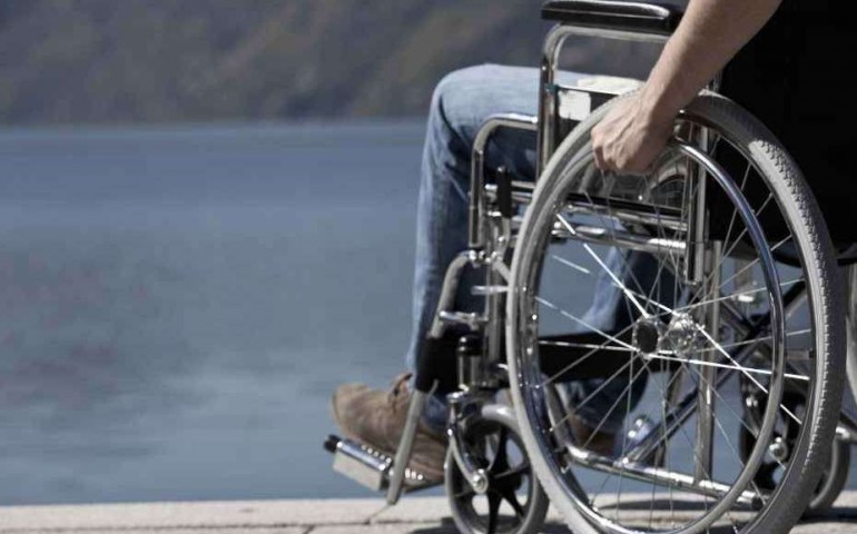 Lite per un calcio a un pallone in villaggio vacanze: giovane disabile colpito al volto e alla gamba