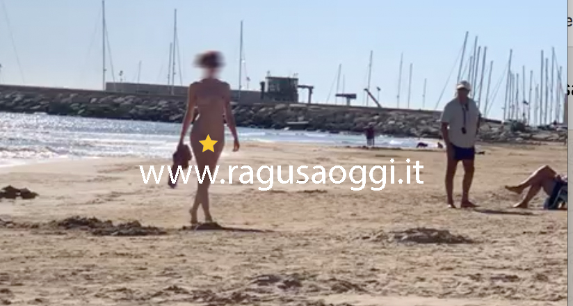 La foglia di Eva cade in autunno. Nuda sulla spiaggia di Marina di Ragusa