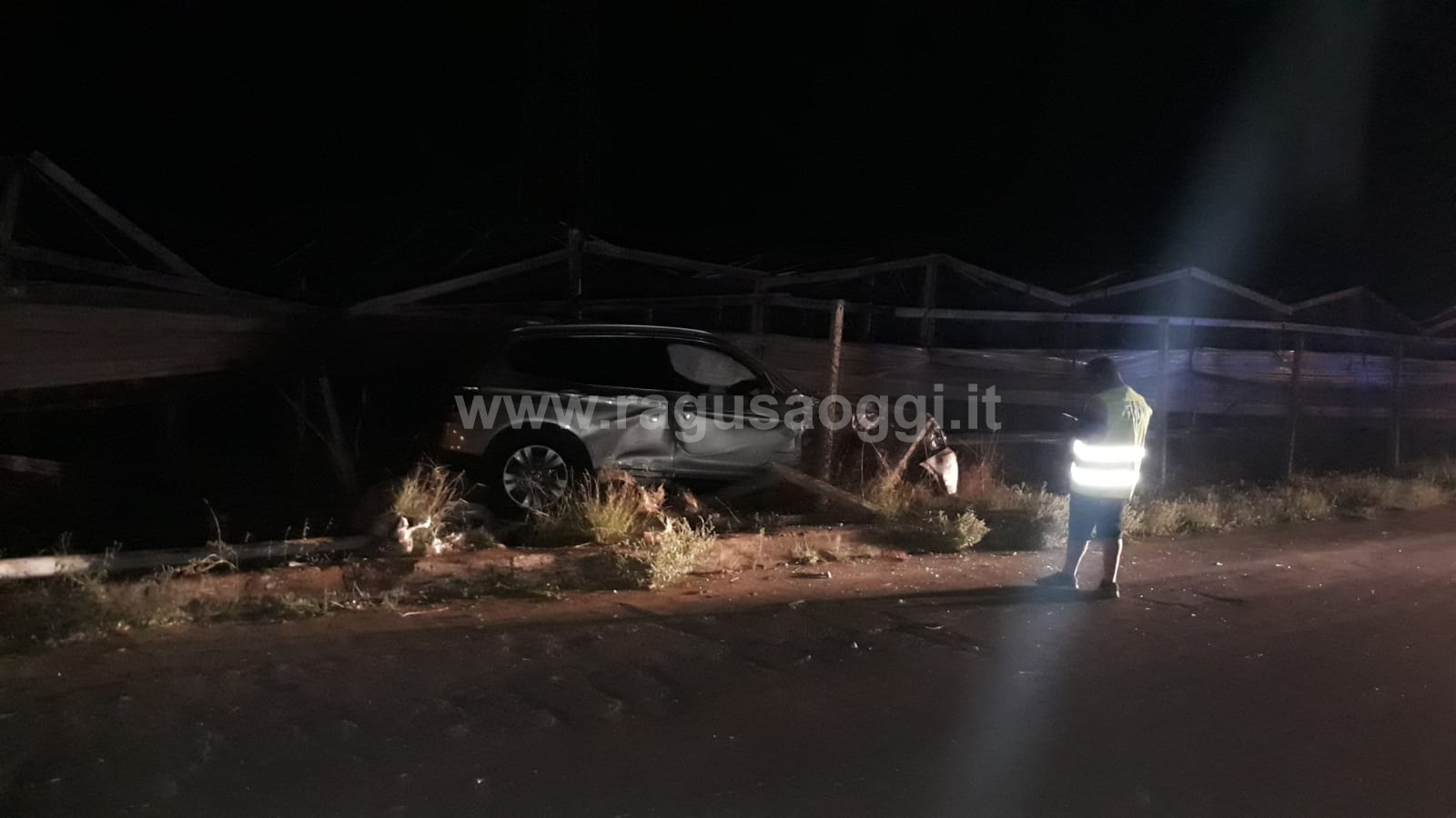 Ancora sangue sulle strade iblee, incidente sulla Vittoria-Scoglitti, auto finisce fra le serre