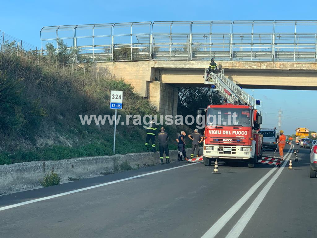 Piovono calcinacci sulla Ragusa-Catania in direzione di Modica