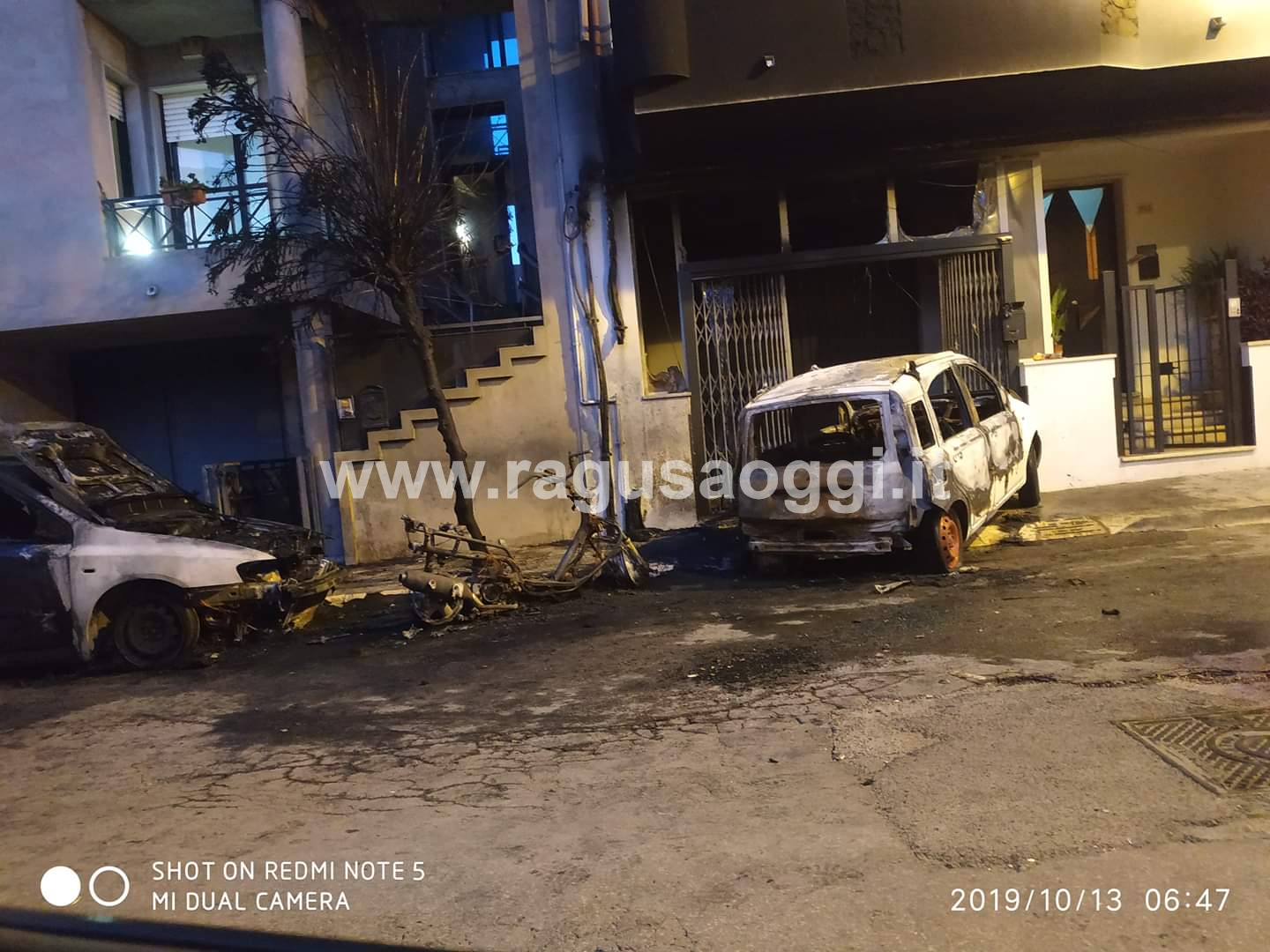 A fuoco due auto nella notte a Vittoria. FOTO