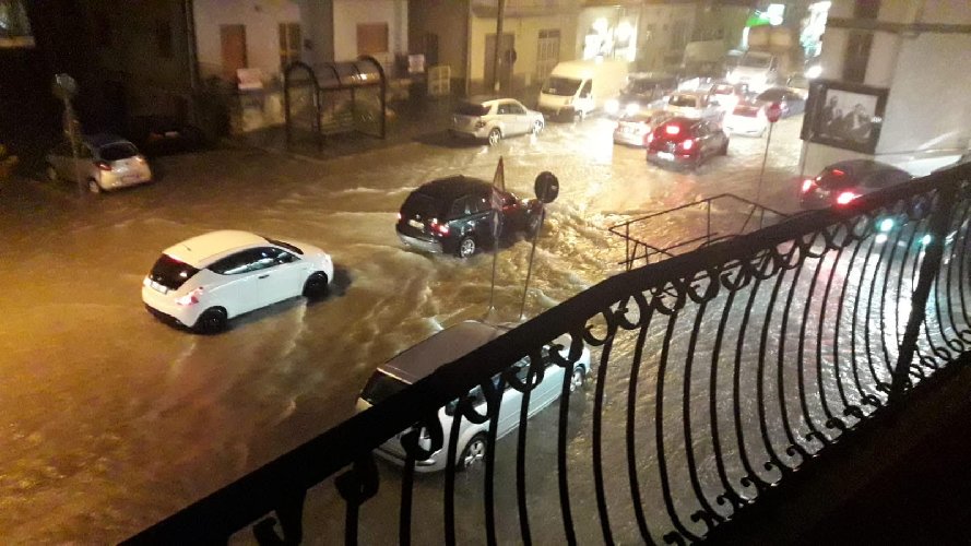 Disastro maltempo sulla fascia costiera: famiglie evacuate a Ispica, torrenti straripati, auto travolte