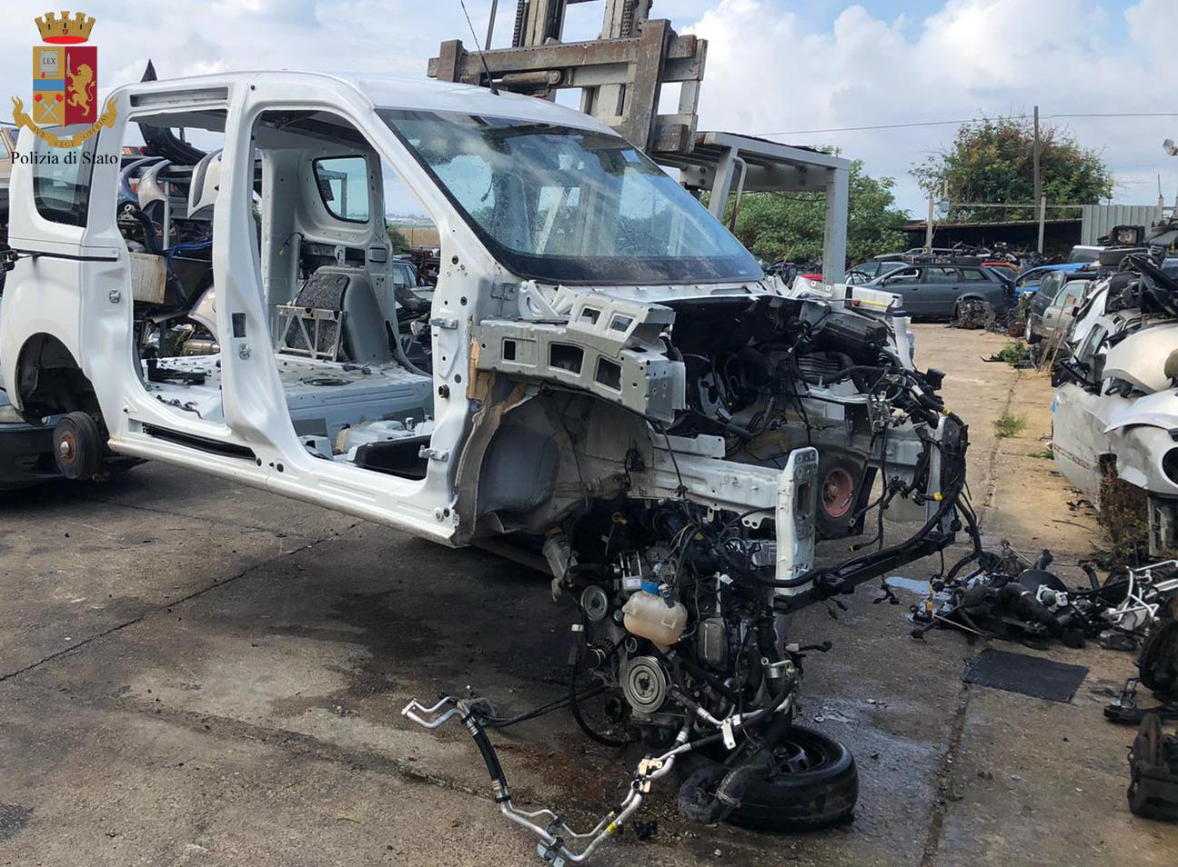 Vittoria: ritrovato deposito di auto rubate, denunciati padre e figlio. FOTO
