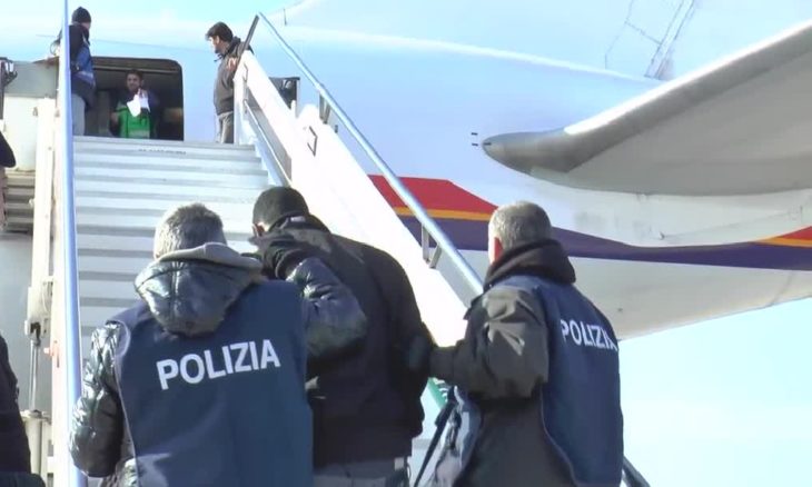 Ricercato arrestato durante uno sbarco a Pozzallo. Rimpatriato