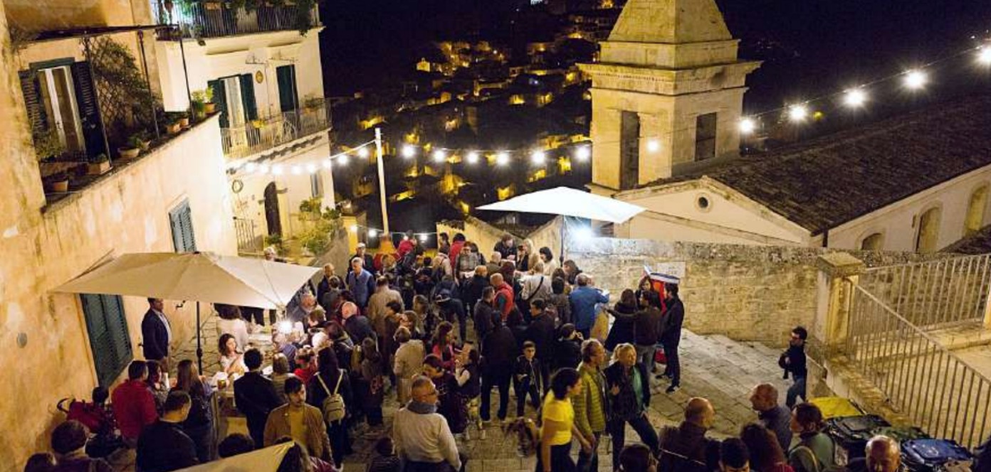 Inizia oggi “Scale del Gusto” a Ragusa Ibla. Tra gli ospiti di domani anche chef stellati e la scrittrice Giuseppina Torregrossa