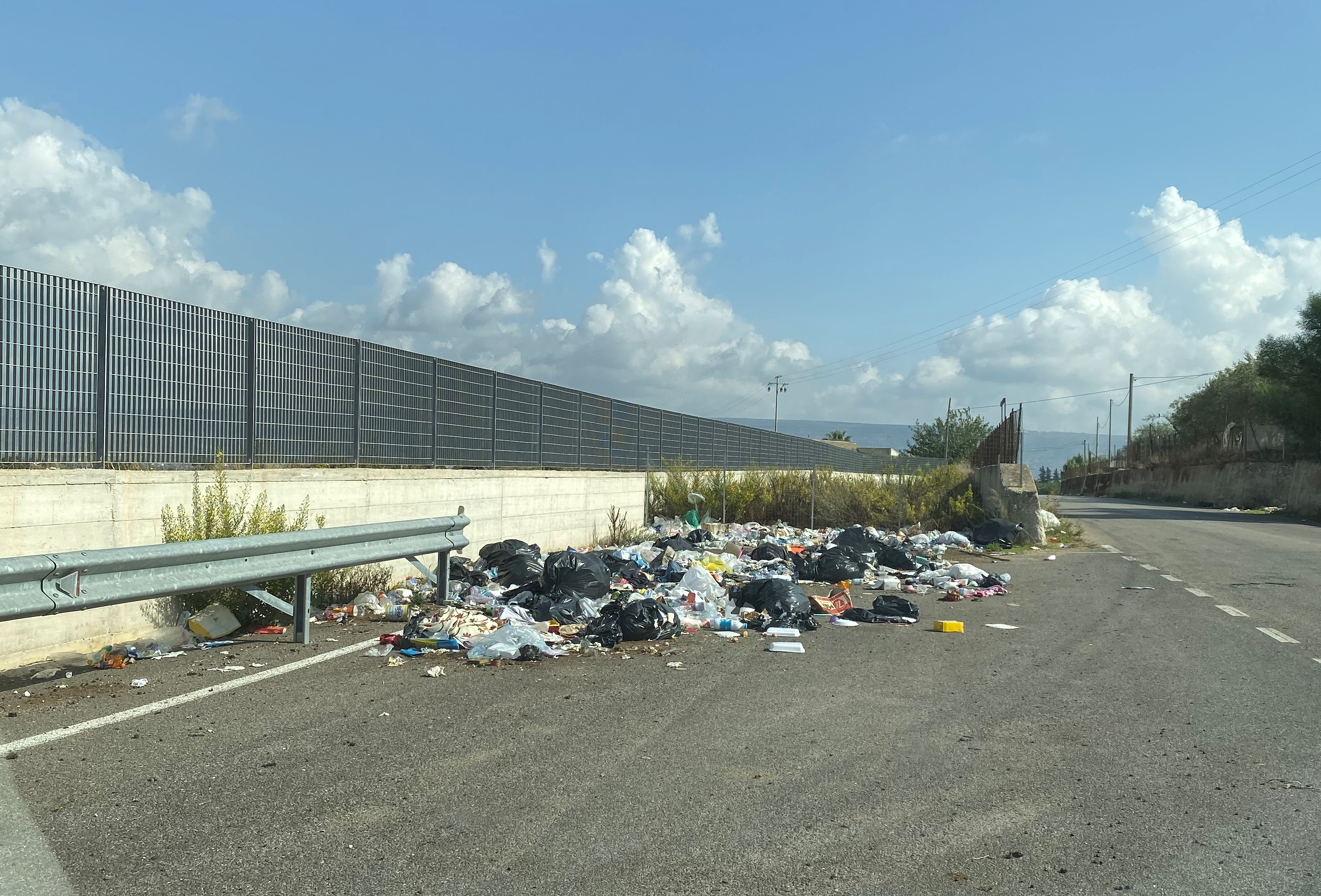 Le discariche abusive anche sotto gli ulivi. Degrado assoluto sulla Sp. 91 Comiso-Acate. VIDEO