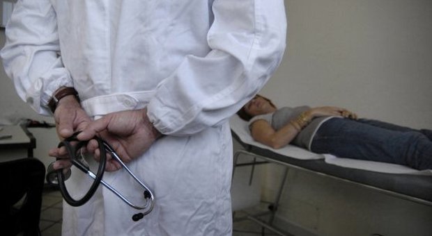 Ucraina: ginecologo spiava con telecamere nascoste le pazienti, postando le clip sui siti hot
