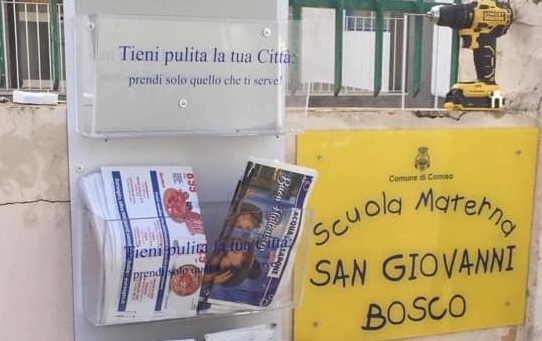 Comiso: i porta depliants pubblicitari per tenere pulita la città