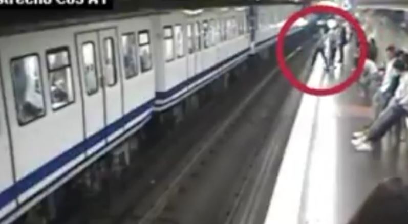 Argentina, guarda il cellulare e cade sui binari. Salvo per miracolo. VIDEO