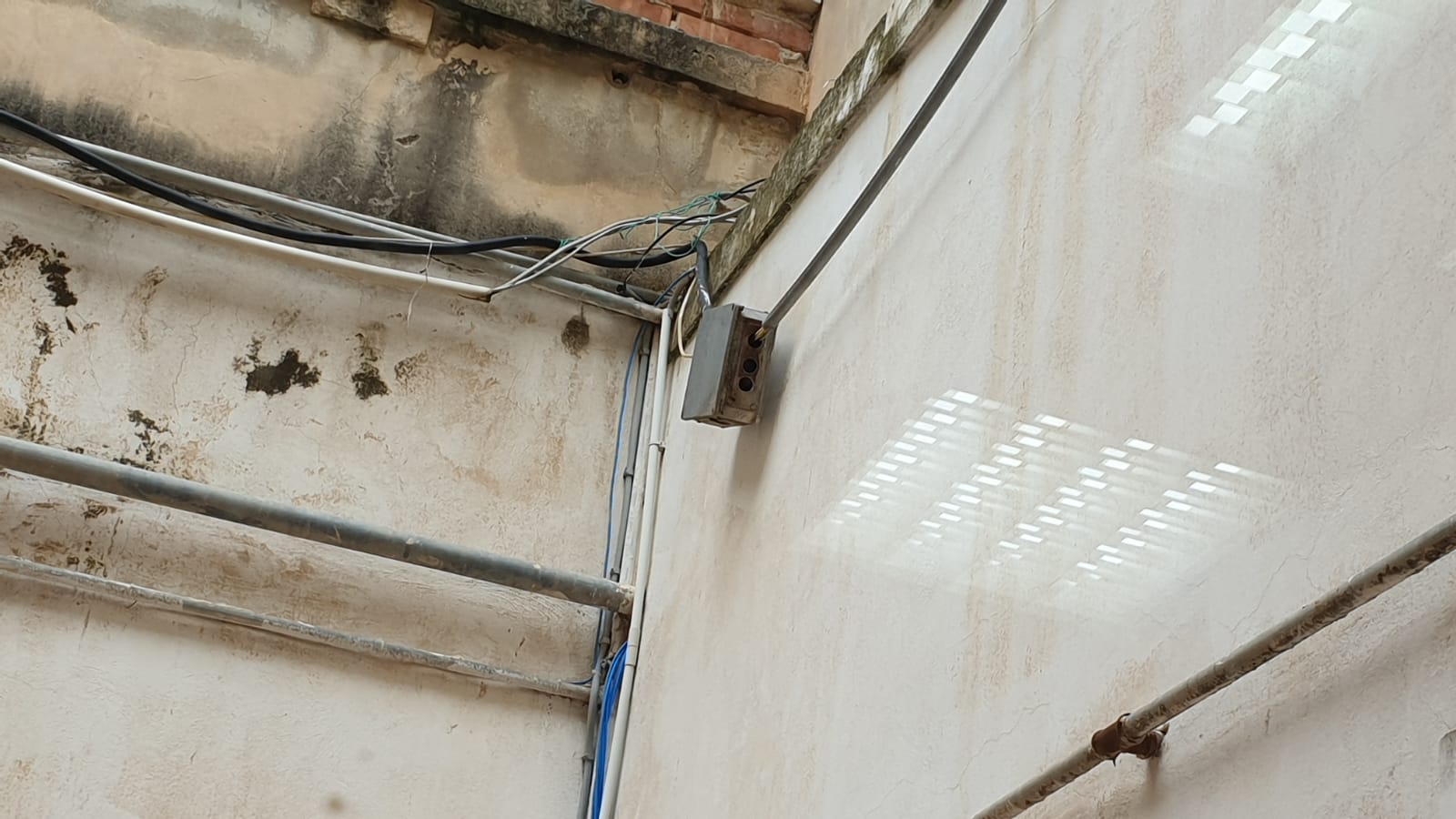 I locali dell’ospedale vecchio di Comiso in preoccupanti condizioni di degrado. La denuncia