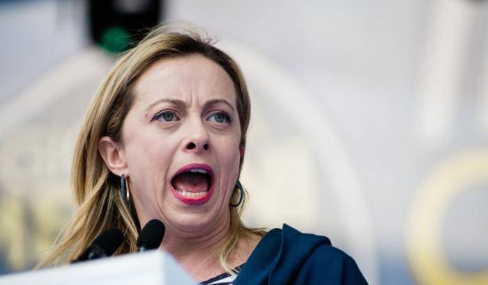 Giorgia Meloni parla di Cassibile: “Stanno costruendo un villaggio della solidarietà, ma è un ghetto”