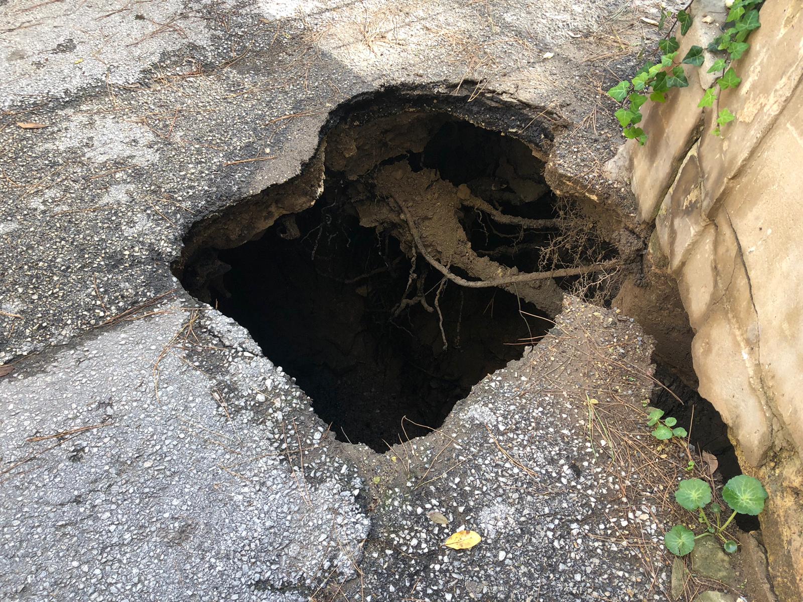 “Colpa delle radici degli alberi”. Si provvede a riparare la voragine vicino villa Margherita