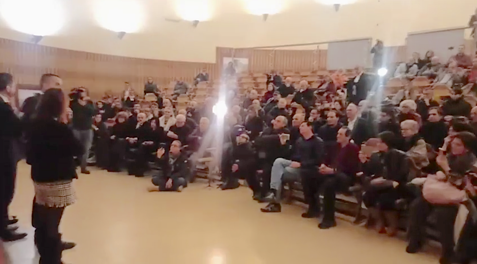 Arriva Di Maio, sala semi deserta. E lui fa mea culpa: “Abbiamo perso contatto con la gente”