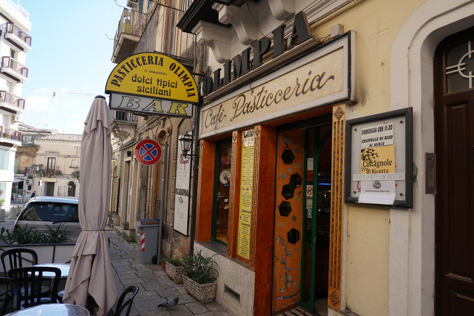 Centro storico ha chiuso anche il bar Olimpia. Dimartino: “Non passa più nessuno. A chi vendo i biscotti”