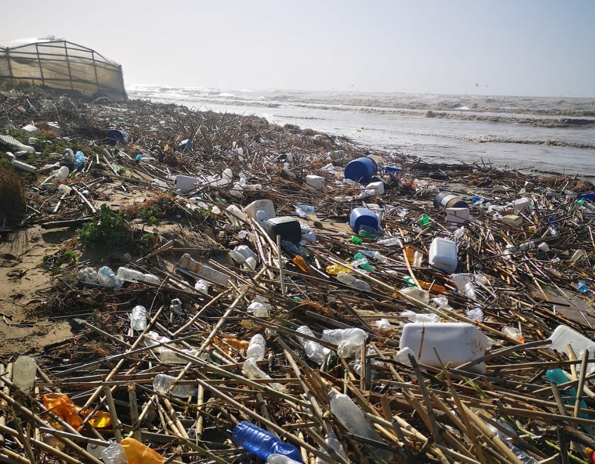 Maltempo, disastro Marina di Acate: plastica, alghe, fitofarmaci. Il litorale è scomparso. FOTO e VIDEO