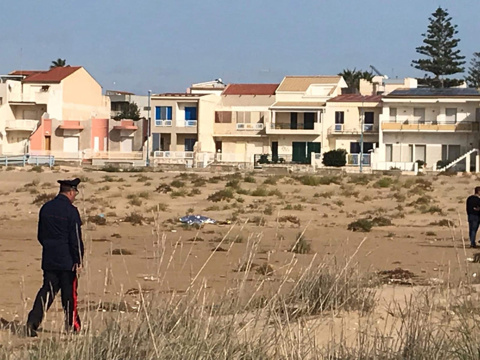 Ritrovato cadavere sulla spiaggia di Scoglitti. FOTO