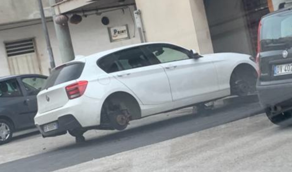 La macchina del capo ha un buco nella gomma. Anzi, non ha più le gomme. Succede a Vittoria