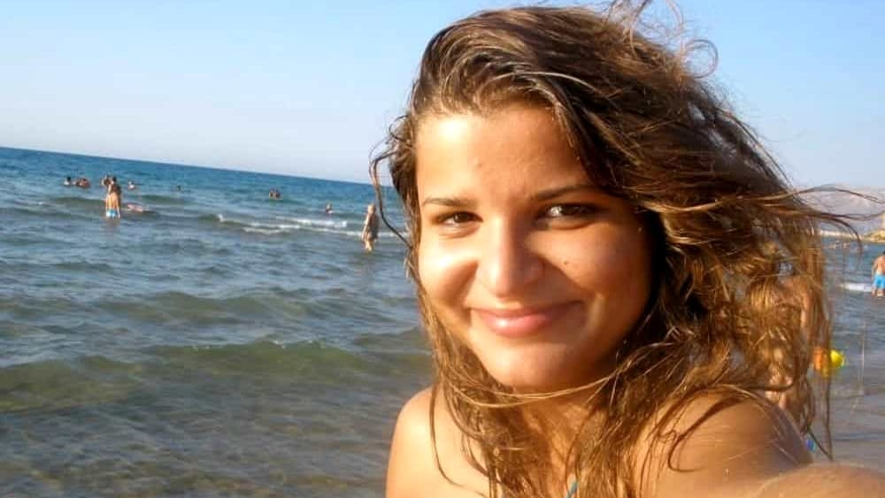 “Ma che fai aspettiamo un bambino, io ti amo”. Poi la sgozza. L’agghiacciante delitto di Partinico