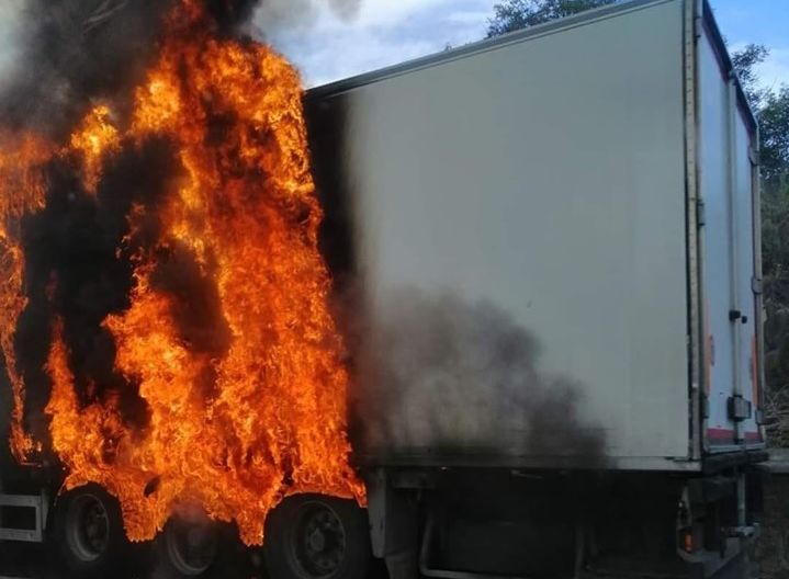 Tir in fiamme sulla Catania-Messina
