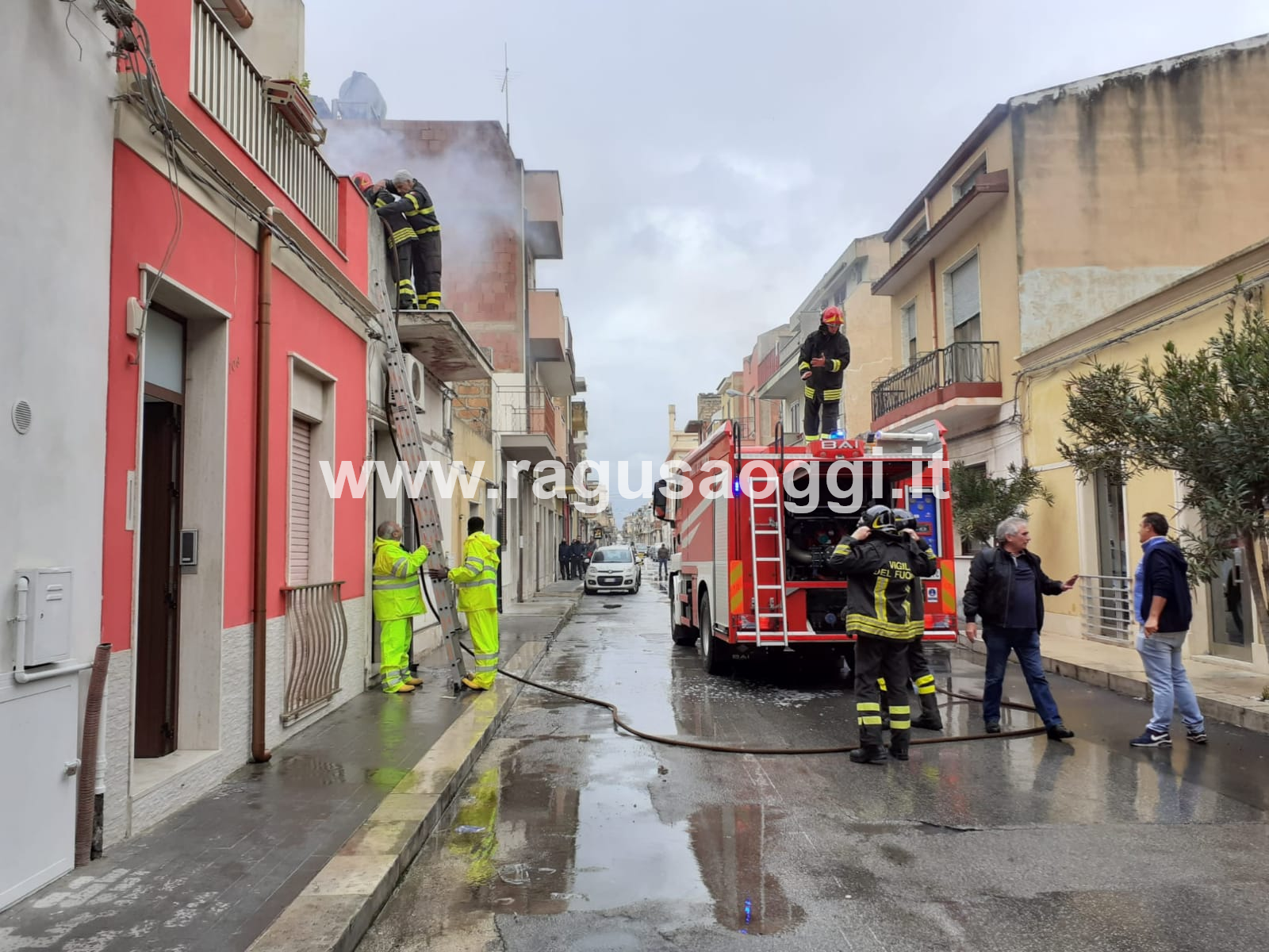 Due incendi in due abitazioni a Vittoria, intervengono vigili del fuoco e 118