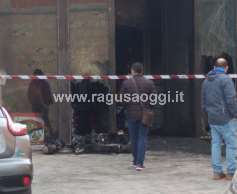 A fuoco negozio di giocattoli a Vittoria