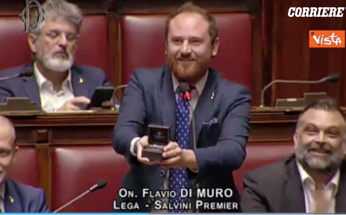 Elisa mi vuoi sposare? La particolare proposta di matrimonio del deputato leghista Di Muro in Parlamento. VIDEO