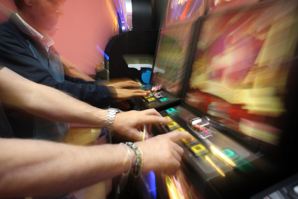 Giochi non autorizzati in un bar di Donnalucata e serate danzanti abusive a Modica: i provvedimenti del Questore