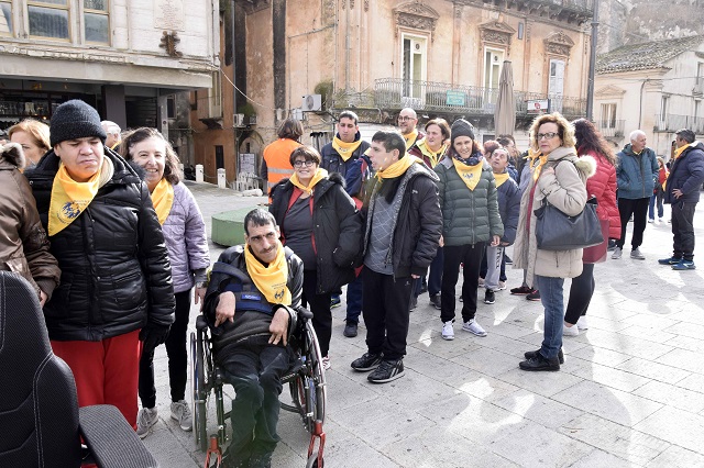 “Scarrozzando e passeggiando insieme”. Giovani studenti, cittadini ed associazioni sportive sfilano per la città accanto  ai disabili in  carrozzina. FOTO
