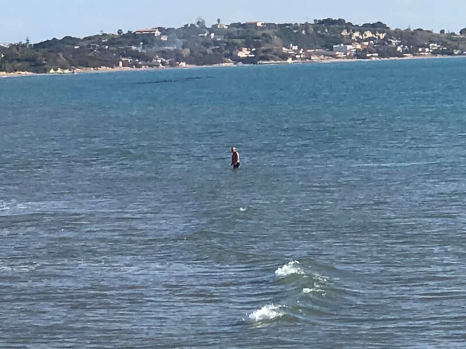 A Pozzallo, c’è chi ha deciso di fare un tuffo fuori stagione