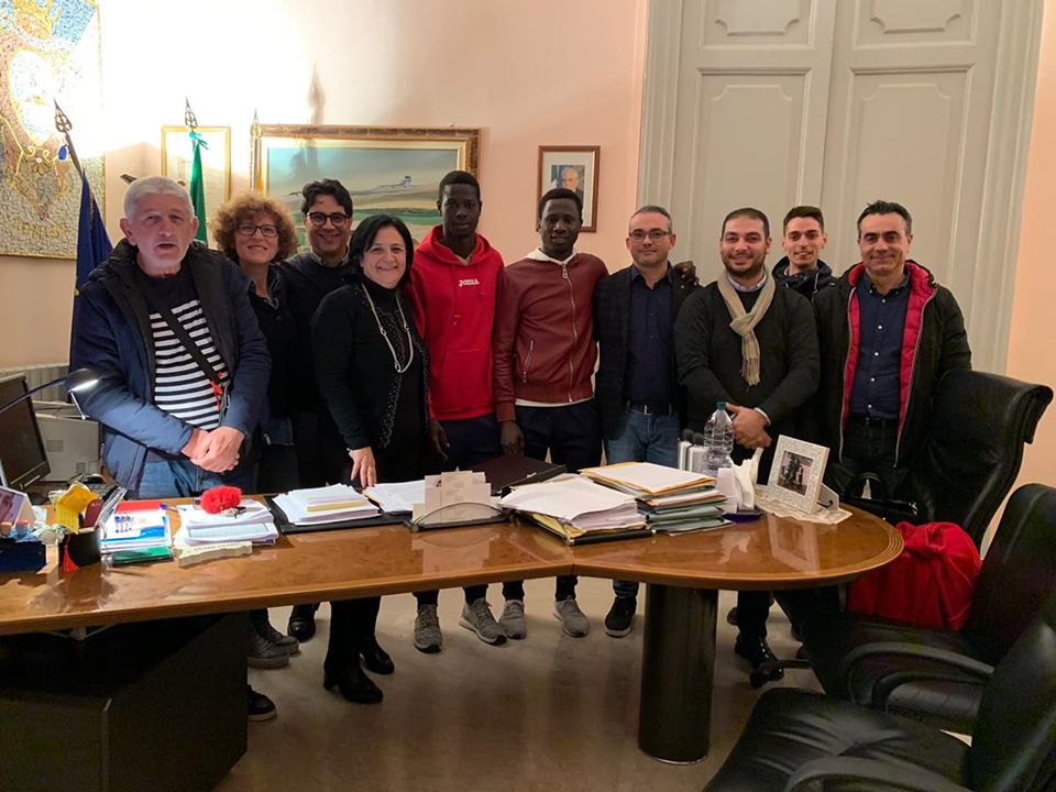 “Brutto negro abbrusciatu”: ancora razzismo negli stadi, stavolta a Comiso. Ma la città dice “Basta!”