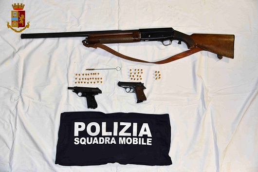 Vittoria: nascondeva in casa armi contraffatte, arrestato