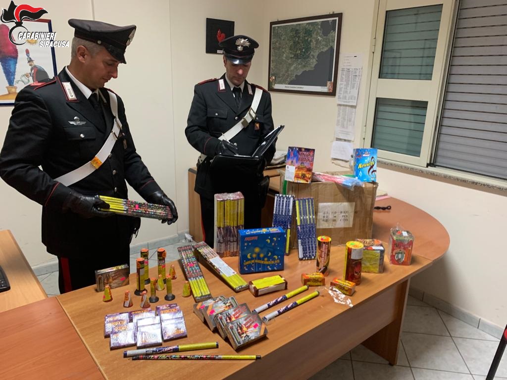 13 kg di botti illegali sequestrati a Siracusa