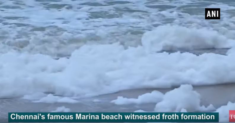 Choc in India: onde di schiuma tossica sulla spiaggia. VIDEO