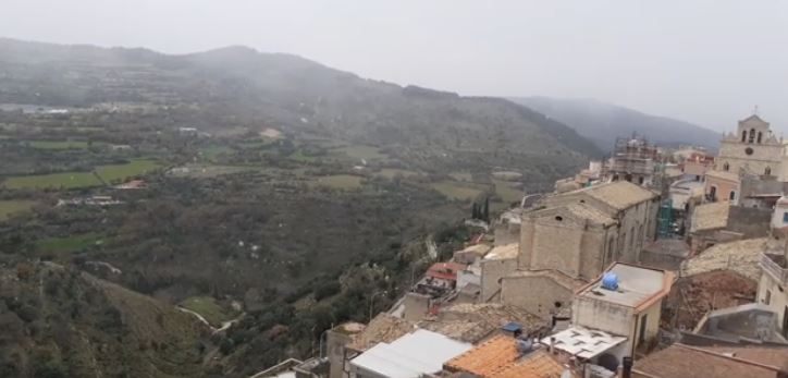 A Monterosso, Palazzolo, Chiaramonte e Ragusa, vento e fiocchi di neve. VIDEO