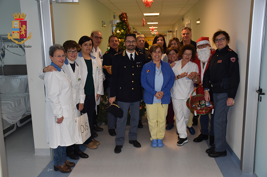 Poliziotti e volontari dell’AVO in ospedale a Ragusa per donare un sorriso ai bambini