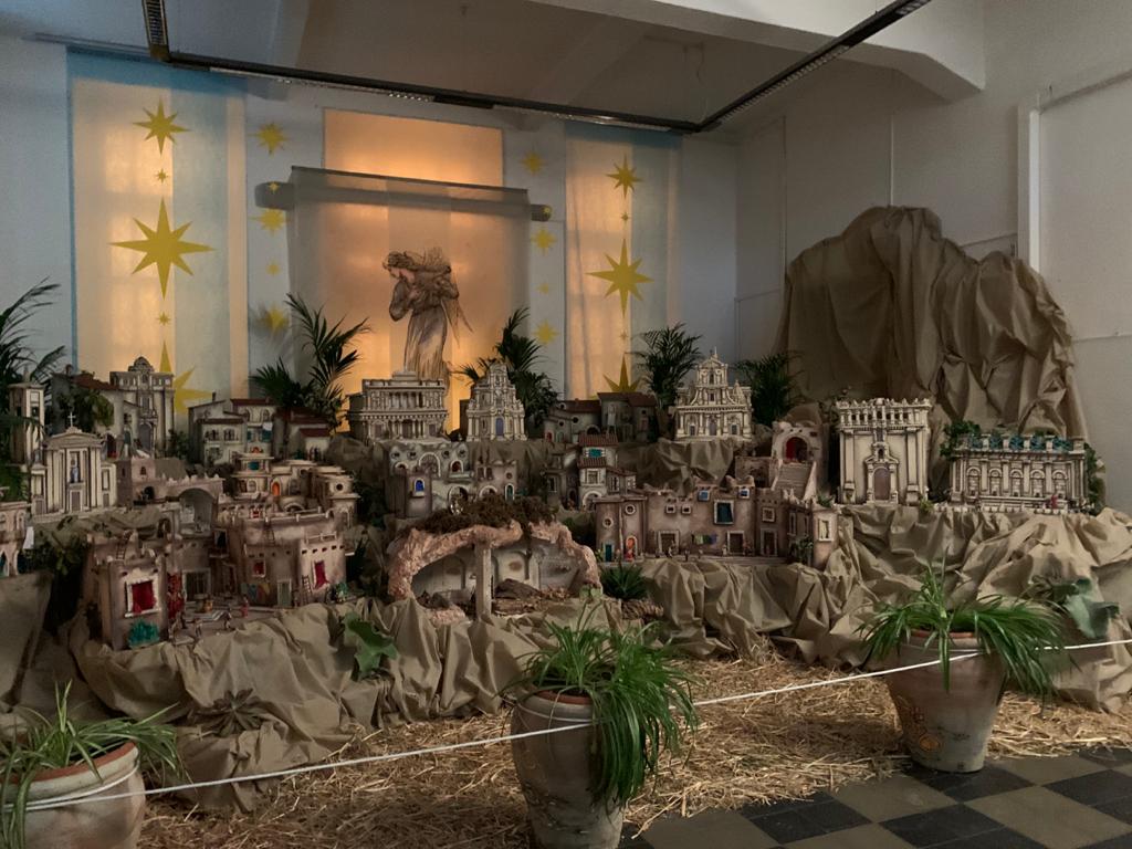 Il presepe monumentale a scuola e l’albero di Natale: una collaborazione tra Confcommercio Vittoria e l’istituto Giovanni XXIII-Colonna
