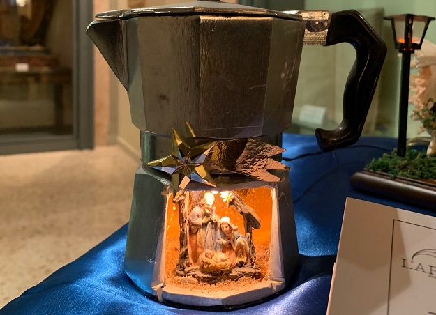 Il presepe in una caffettiera. Inaugurata la mostra-concorso del presepe in miniatura a Chiaramonte