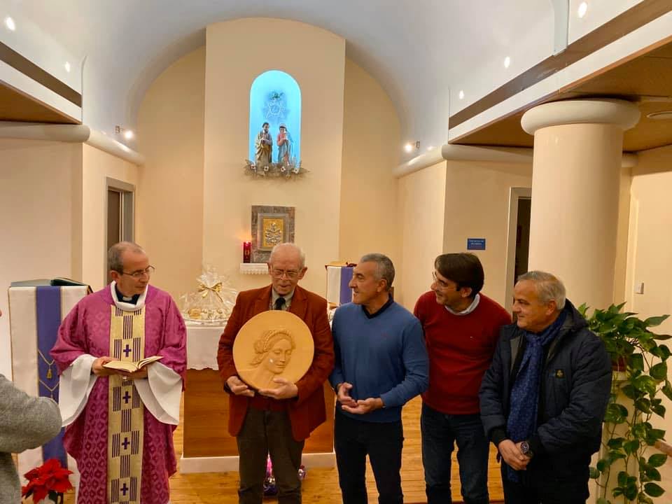 Un bassorilievo realizzato da Giovanni Scalambrieri donato all’Unità di Neonatologia del Giovanni Paolo II