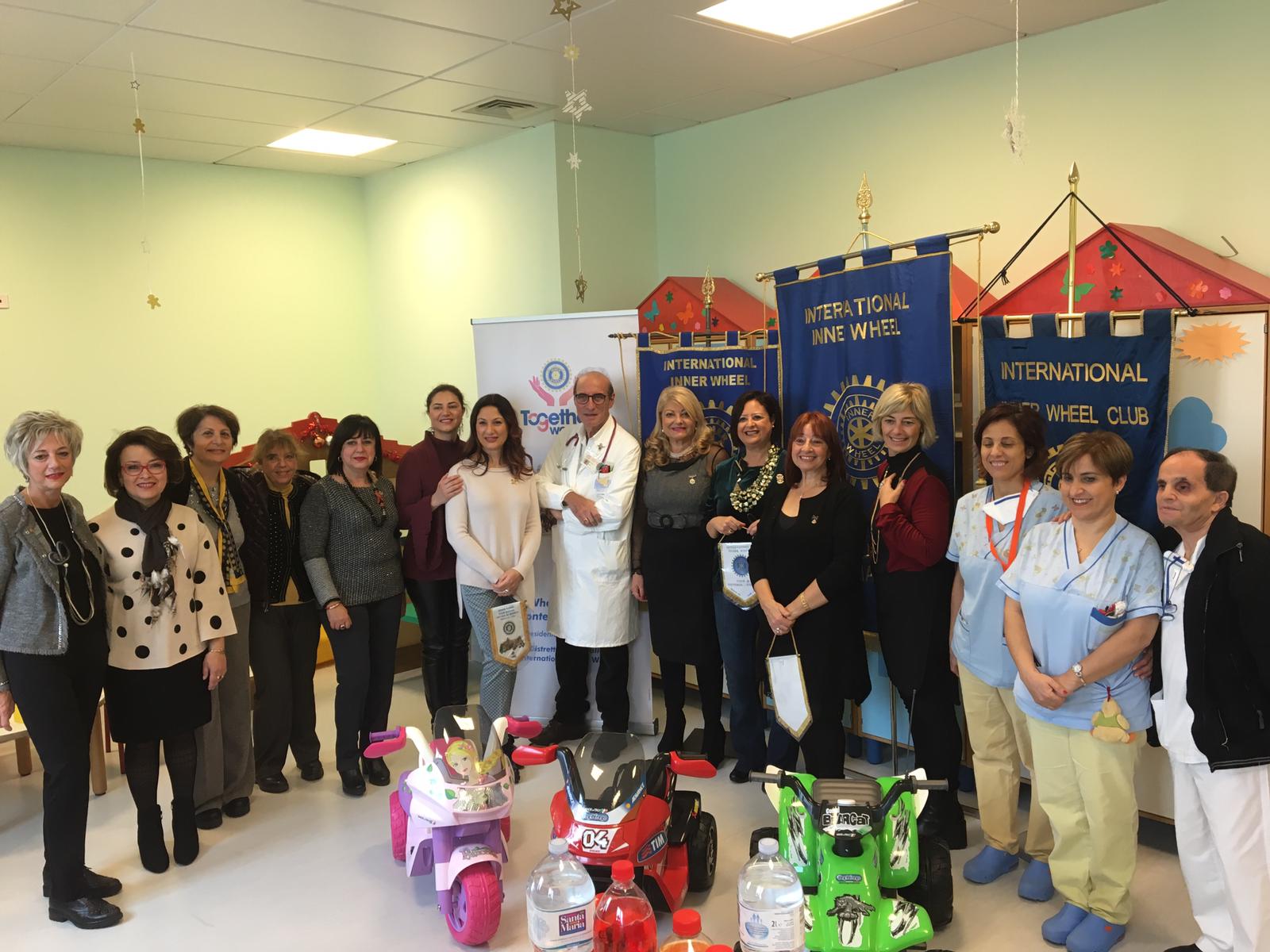 Donati giocattoli ai bambini del reparto di Peditria del Giovanni Paolo II