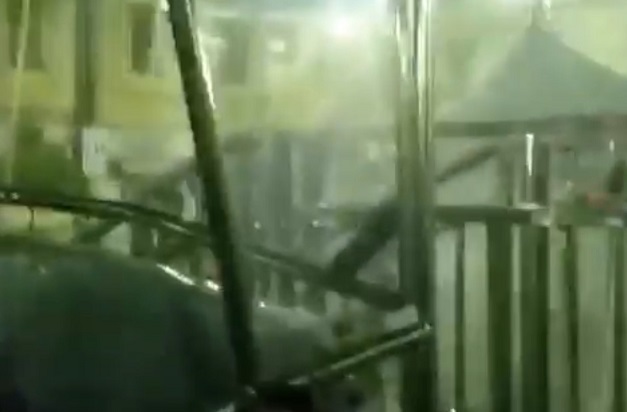 Si dondolano nel vuoto in una cabina della ruota panoramica, la bravata finisce sui social. D’Asta: “Vigilate sulla sicurezza”. ECCO IL VIDEO IN ESCLUSIVA