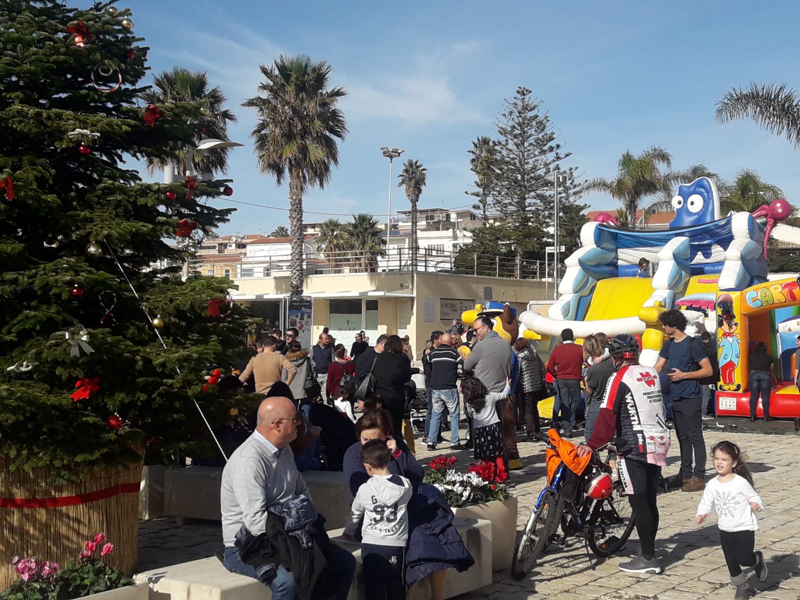 Una domenica di sole e di sorprese per Natale al Porto a Marina di Ragusa