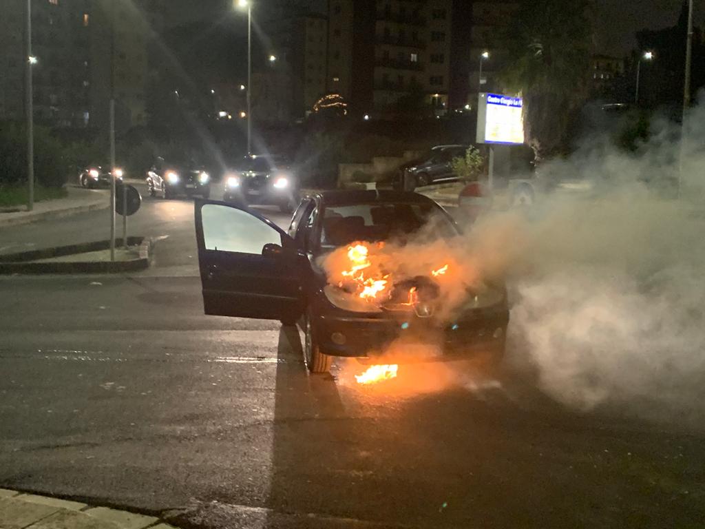 A fuoco un’autovettura in via La Pira a Ragusa