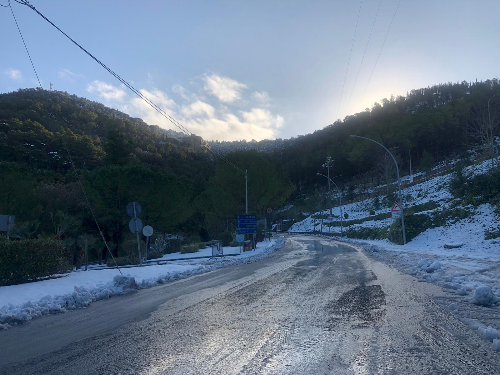 Buongiorno innevato! L’ultimo giorno dell’anno ci saluta così. FOTO