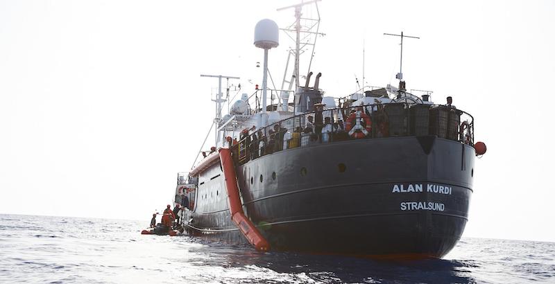 Migranti: dalla “Alan Kurdi” 5 trasferiti a Pozzallo per cure