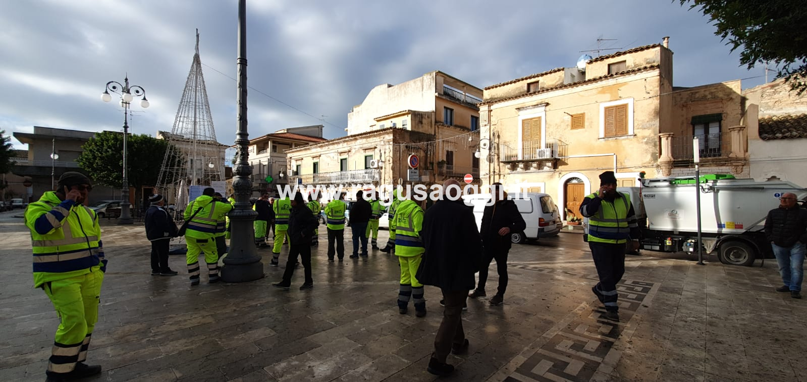 Protesta degli operatori ecologici di Santa Croce, sotto l’albero di Natale. FOTO