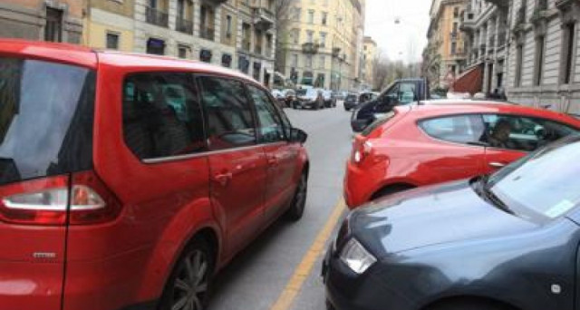 Parcheggio incivile: è reato bloccare un’altra auto. La Cassazione conferma la condanna per violenza privata contro chi si rifiuta di spostare la propria auto